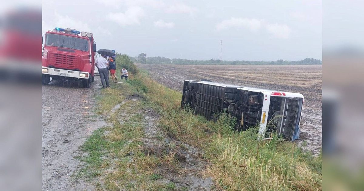 Двое из пострадавших в перевернувшемся автобусе на Кубани госпитализированы - оперштаб