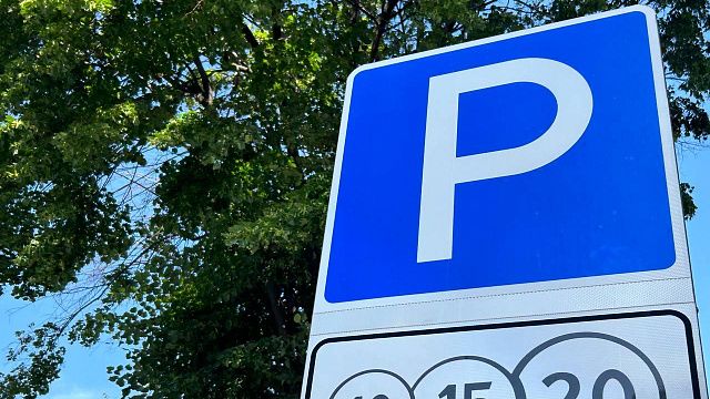 В Краснодаре следят за оплатой парковочных мест, нарушителей наказывают. Фото: телеканал «Краснодар»
