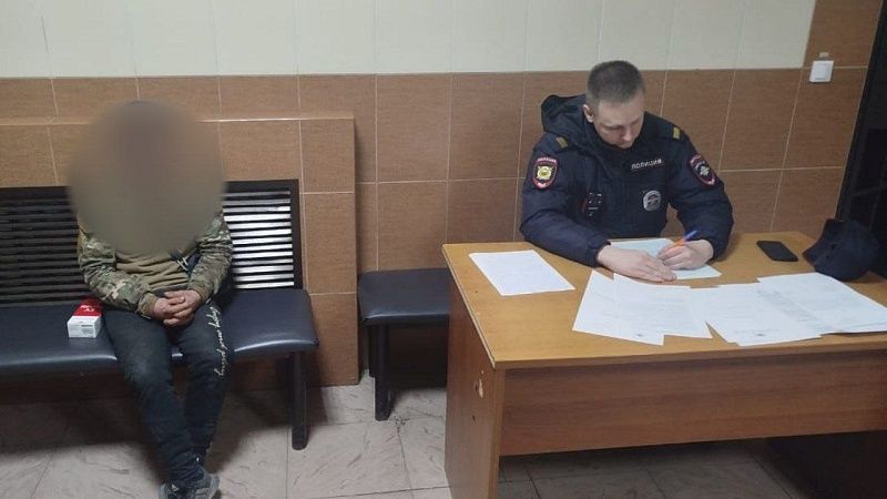 Прохожие скрутили пьяного мужчину, пытавшегося утащить чужого ребенка в Крымске