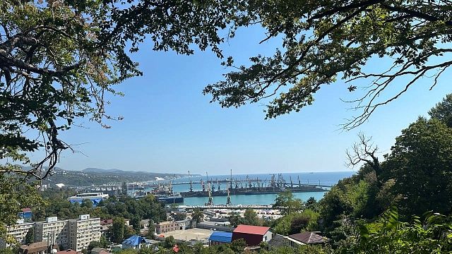 Оперштаб: два иностранных судна повреждены после атаки ВСУ на порт Туапсе