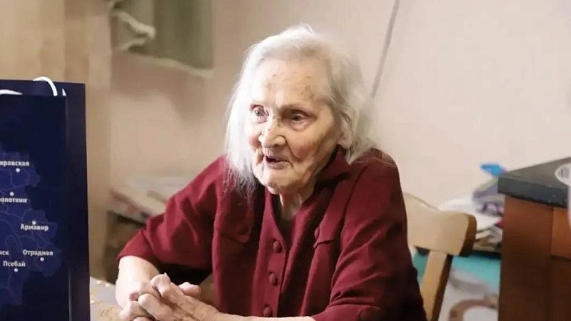 Вениамин Кондратьев поздравил со столетним юбилеем ветерана ВОВ Кудашкину