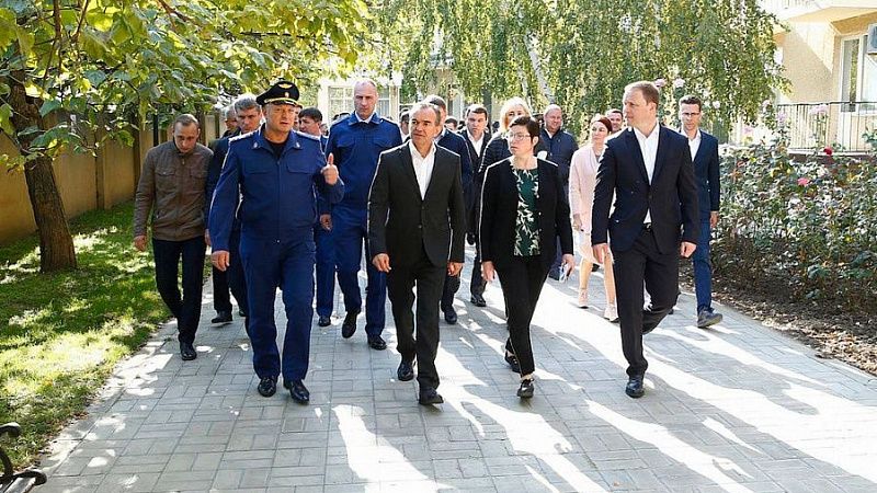 Губернатор и прокурор Кубани пообщались с приехавшими в Анапу жителями Запорожской и Херсонской областей