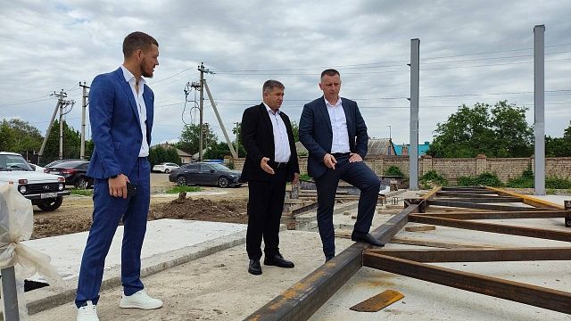 Александр Власов проконтролировал работу на спортобъектах в Гулькевичском районе