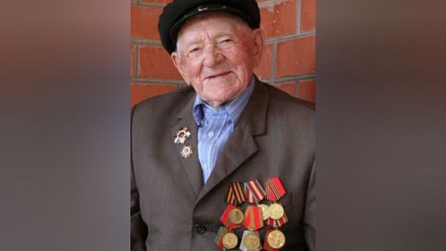 Вениамин Кондратьев поздравил ветерана со столетним юбилеем. Фото: из личного архива Алексея Бабенко