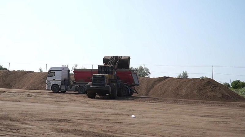 Более 900 тонн замазученного песка вывезли сот временной площадки под Анапой