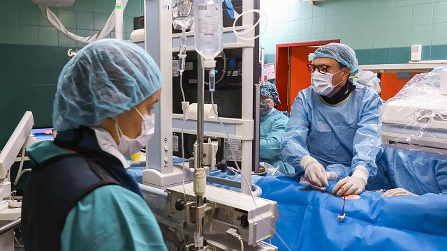Краснодарские хирурги впервые провели операцию на сердце методом «клапан в клапан». Фото: t.me/kkb1krasnodar