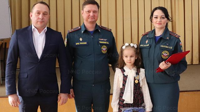 Второклассница из Краснодара получила медаль МЧС за спасение ребенка в аквапарке