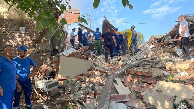 Четыре человека пострадали от обрушения здания в Апшеронске