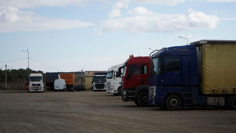 Еще около 720 грузовиков стоят в очереди на Керченскую переправу