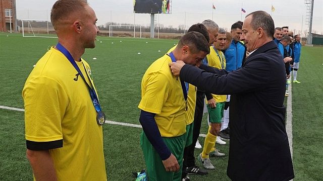 Команды ЗСК и легенды ФК «Кубань» провели футбольный матч в поддержку бойцов СВО