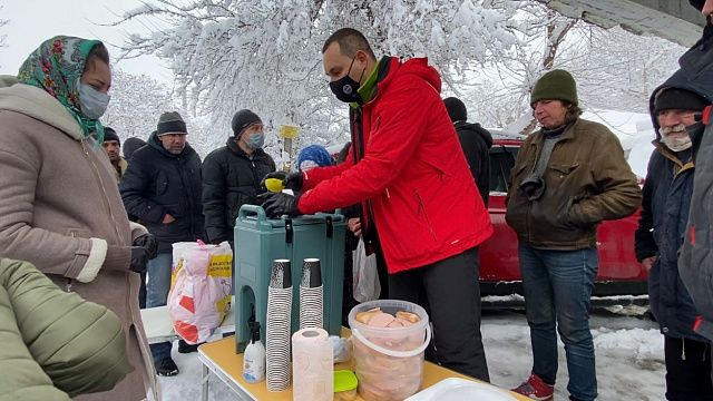 Неравнодушный краснодарец организовал кормление бездомных в небывалый снегопад 