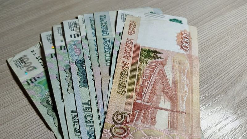 Робот София рассказала, куда нужно инвестировать деньги в 2025 году