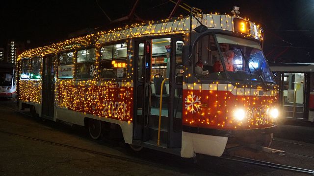 Украшенные к Новому году трамваи и троллейбусы начали курсировать в Краснодаре 
