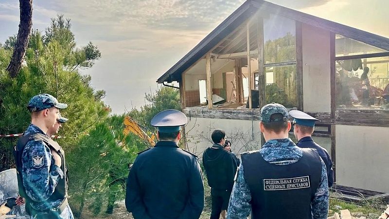 Под контролем приставов начали снос незаконного ЖК в лесном фонде Геленджика