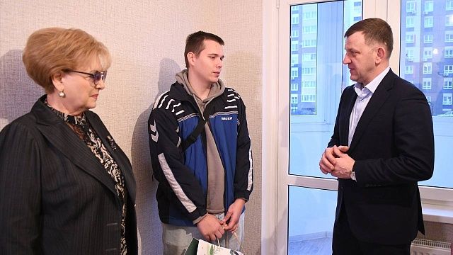 Глава Краснодара вручил ключи от квартир трём детям-сиротам  