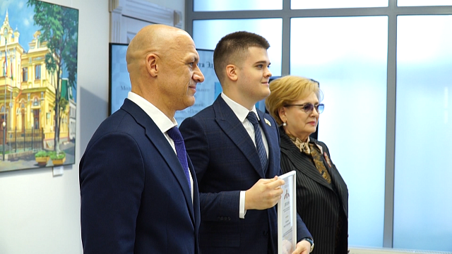 В Краснодаре наградили отличившихся студентов. Они будут получать стипендию главы города. Фото: телеканал «Краснодар»