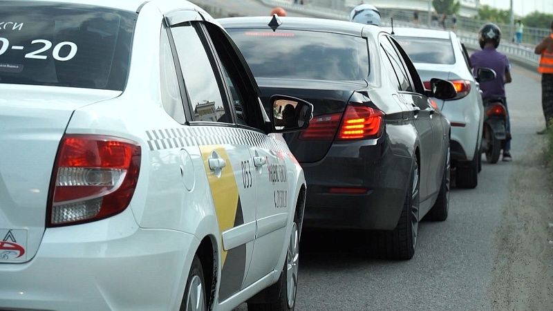В Госдуме предложили ограничить максимальную цену на такси в непогоду 