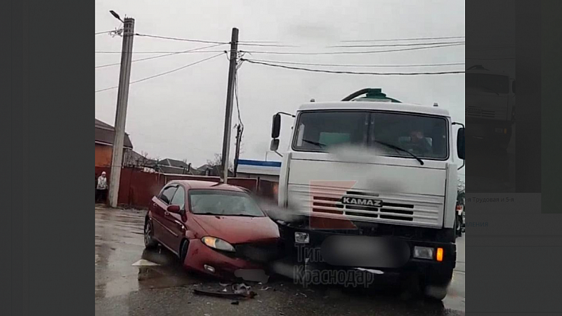 В Краснодаре водитель иномарки нарушила правила и столкнулась с КАМАЗом
