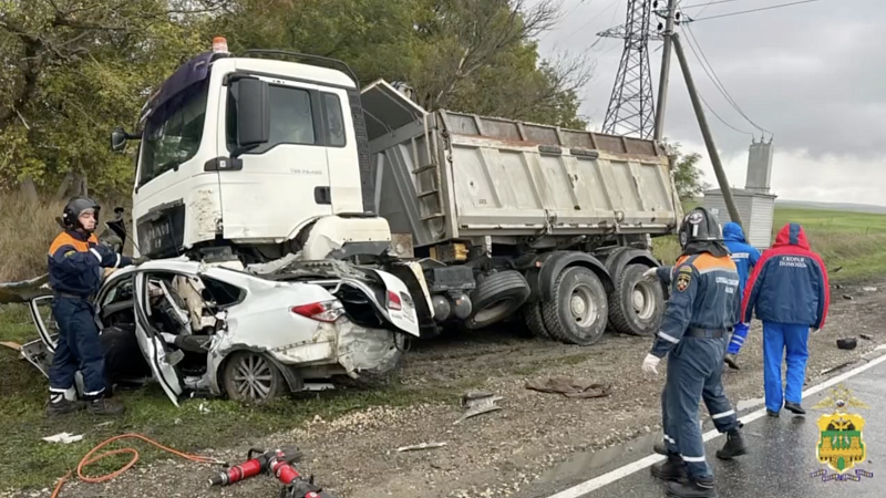 Трое молодых парней погибли в ДТП с грузовиком под Анапой 13 октября