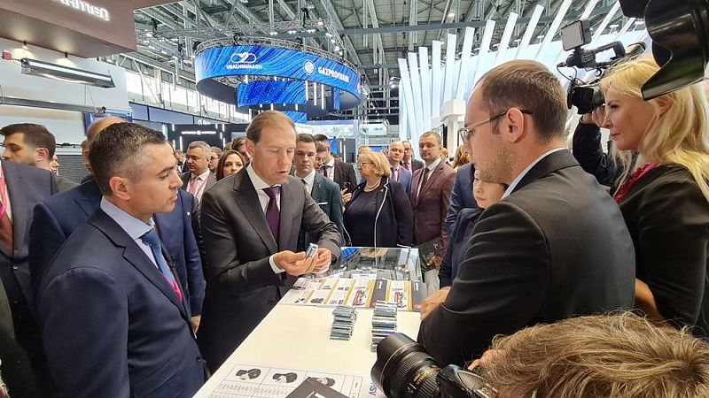 Денис Мантуров оценил станкостроение Кубани на выставке «Иннопром-2022» в Екатеринбурге