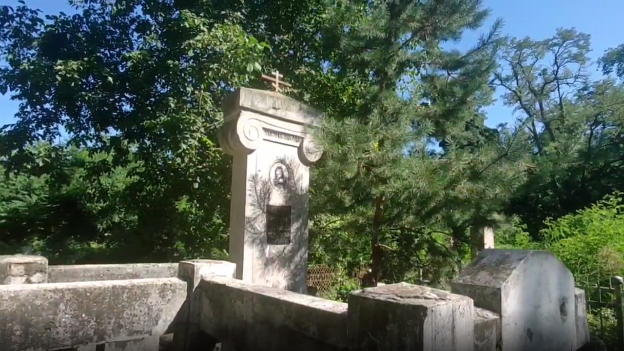На Всесвятском кладбище Краснодара похоронены известные личности. Фото: телеканал «Краснодар»