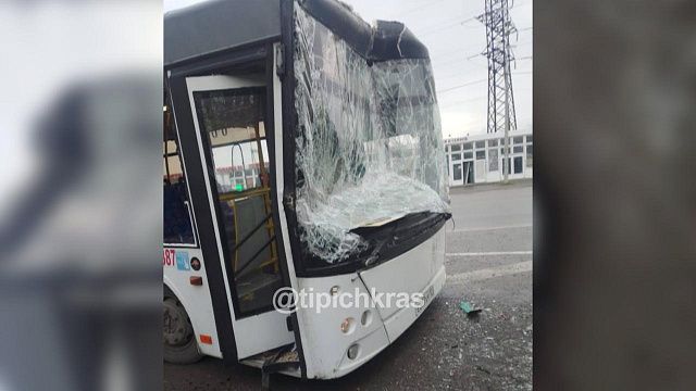 В Краснодаре пассажирский автобус врезался в грузовик, уходя от столкновения с легковушкой