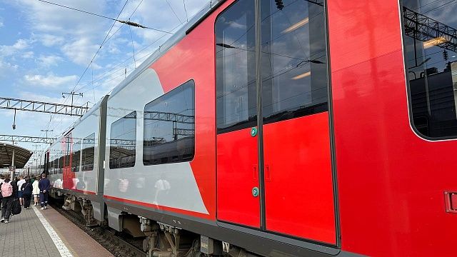 Три поезда задержали из-за падения обломков БПЛА в Краснодаре