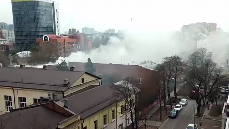 Квартиру в центре Краснодара тушили около 40 пожарных и спасателей