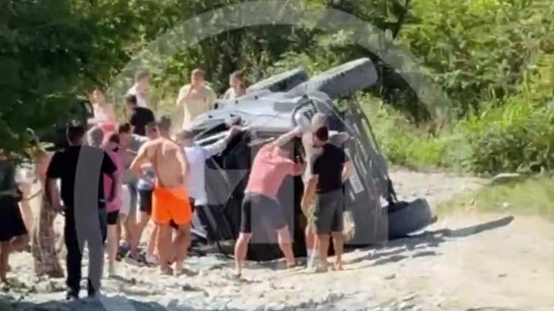 Появилось видео перевернувшегося джипа с туристами в Сочи