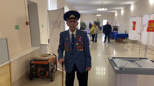 97-летний участник ВОВ принял участие в выборах президента РФ и прочитал свой стих 