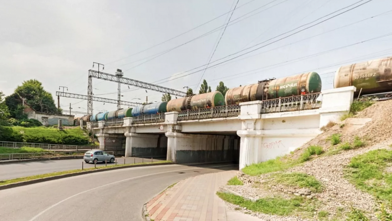 В Краснодаре проведут косметический ремонт опор железнодорожного моста. Фото: пресс-служба администрации Краснодара