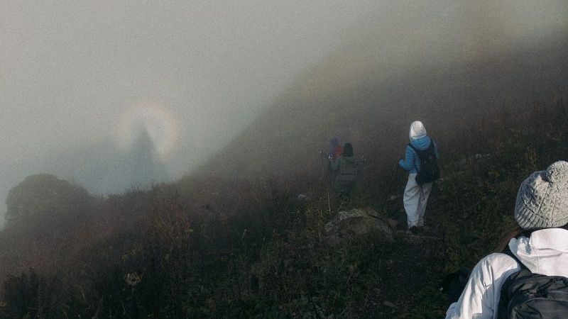 Туристы сняли загадочный «Брокенский призрак» в горах Сочи