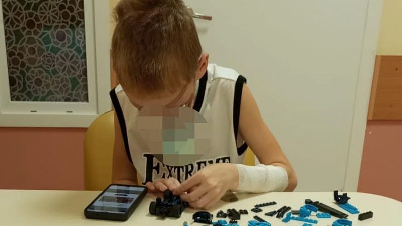 Врачи сняли швы с щёк покусанного хаски ребёнка из Сочи