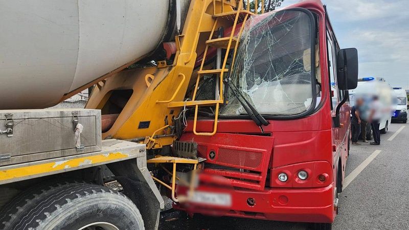 Пострадавших в ДТП с автобусом и бетономешалкой в Краснодаре выписали из больниц