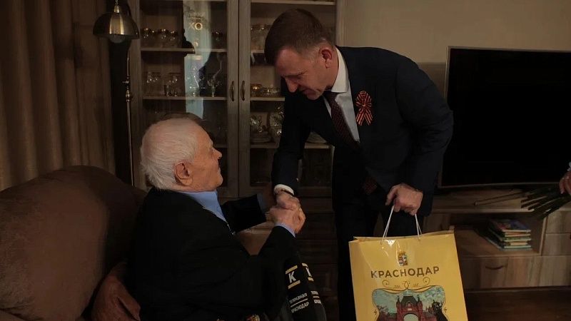 Наумов и Галушко поздравили ветерана Чучалина с Днём Победы в Краснодаре