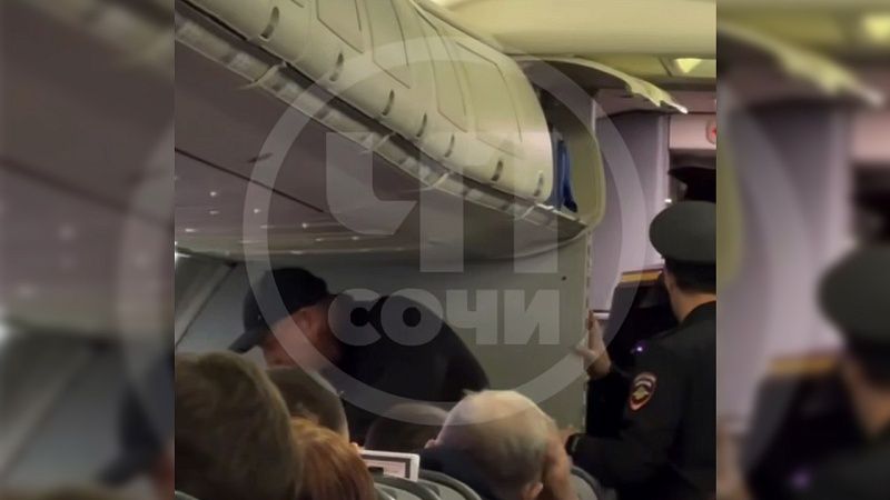 Семейную пару дебоширов сняли с авиарейса «Сочи – Новозкунецк»