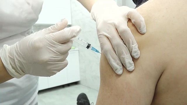 Сотрудники телеканала «Краснодар» сделали повторные прививки от COVID-19 и рассказали, зачем прошли ревакцинацию