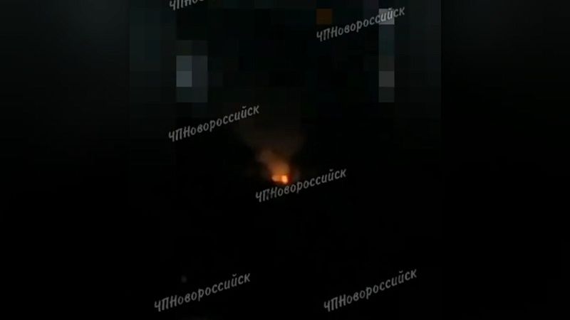 Очевидцы сняли догорающий в поле сбитый БПЛА в Новороссийске 