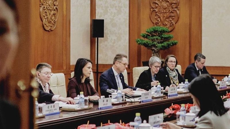 Сложный путь: глава МИД ФРГ приехала в Китай, чтобы мирить Россию и Украину