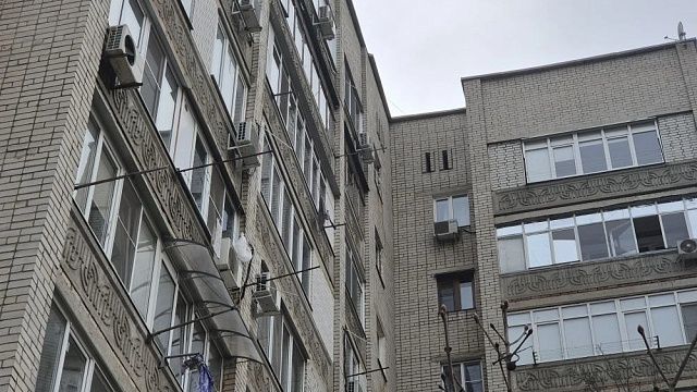 Пожилая женщина устроила смертельно опасное шоу на крыше многоэтажки в Москве 