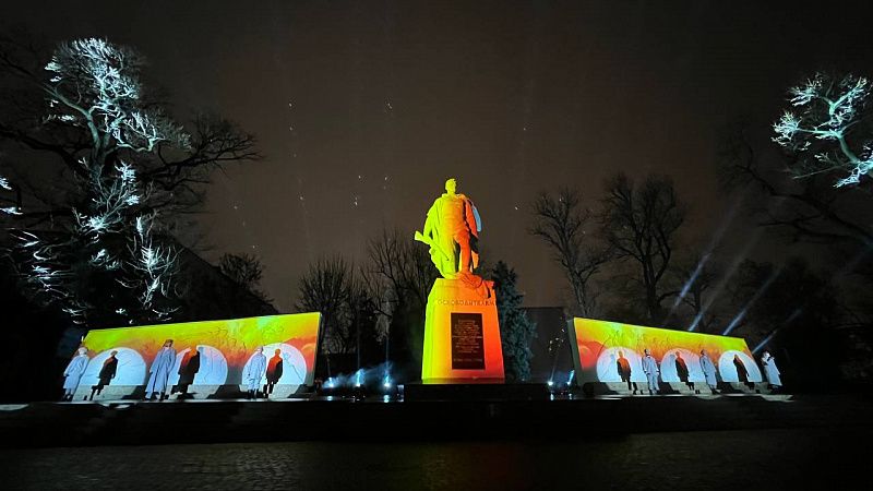 У памятника советским воинам-освободителям прошло световое представление «Краснодар 1943. Живая история»