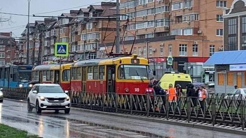 В Краснодаре велосипедистка в наушниках угодила под трамвай