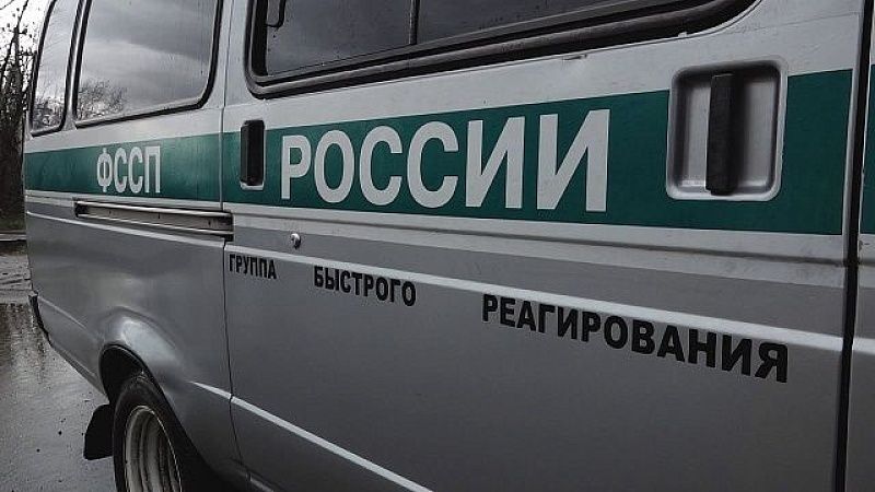 Мужчина скрывается с девятилетним сыном от приставов на Сахалине 