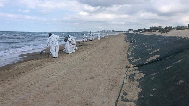 Замазученный песок с пляжей Анапы увезут на полигон ТКО под Новороссийском 