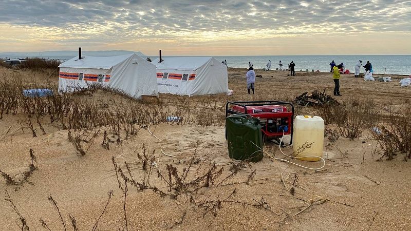 Водолазы собрали 100 мешков мазута за день в Анапе