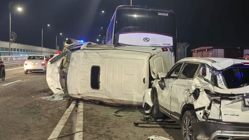 Участниками массового ДТП в Сочи стали четыре автомобиля, фургон и автобус