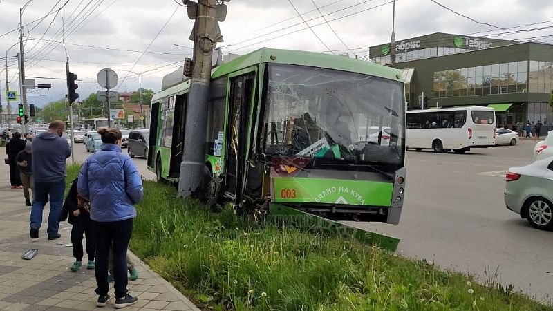 На улице Красных Партизан в Краснодаре троллейбус с пассажирами врезался в опору ЛЭП