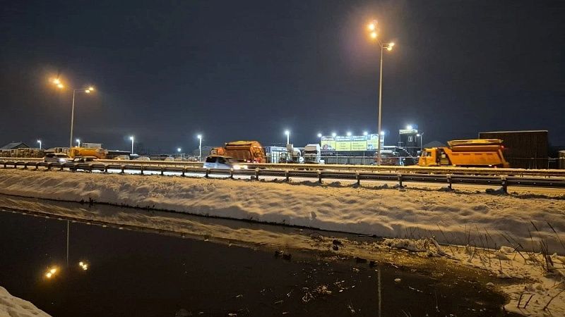 Из-за мощного снегопада закрыли участок трассы на Сахалине