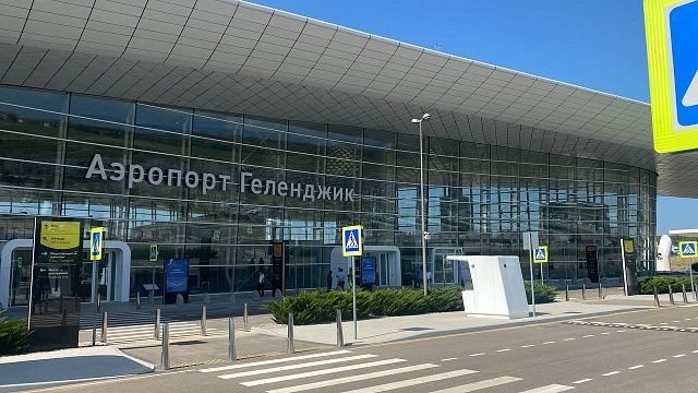 Временно прекратили прием и выпуск рейсов 2 октября аэропорты Сочи и Геленджика