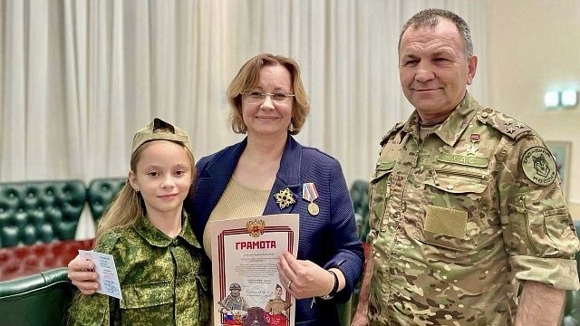 Лилиана Егорова получила медаль от армейского корпуса ЛНР Фото: Добро и Дело Кубань. Помощь СВО